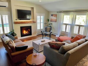 TV, fireplace - Clean, perfect home a mile from historic Waterbury (Waterbury Village Historic District)