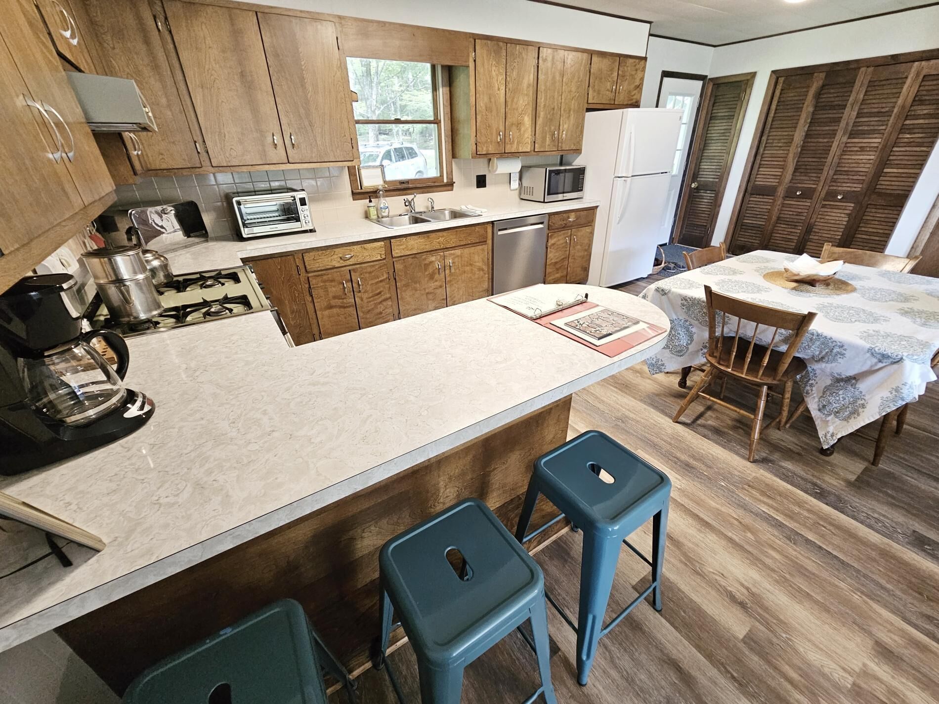 ثلاجة، ميكروويف، فرن، غسالة أطباق