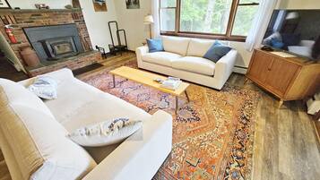 Smart-tv, een open haard en boeken