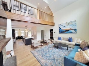 Smart TV, lareira, mesa de pingue-pongue