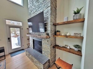 Smart TV, lareira, mesa de pingue-pongue