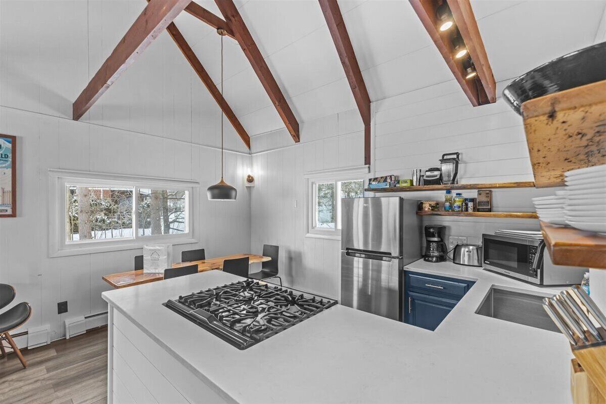 Fridge, coffee/tea maker