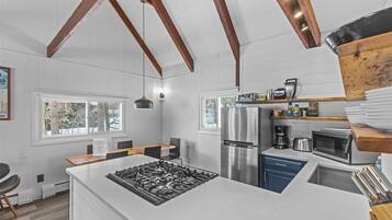 Fridge, coffee/tea maker