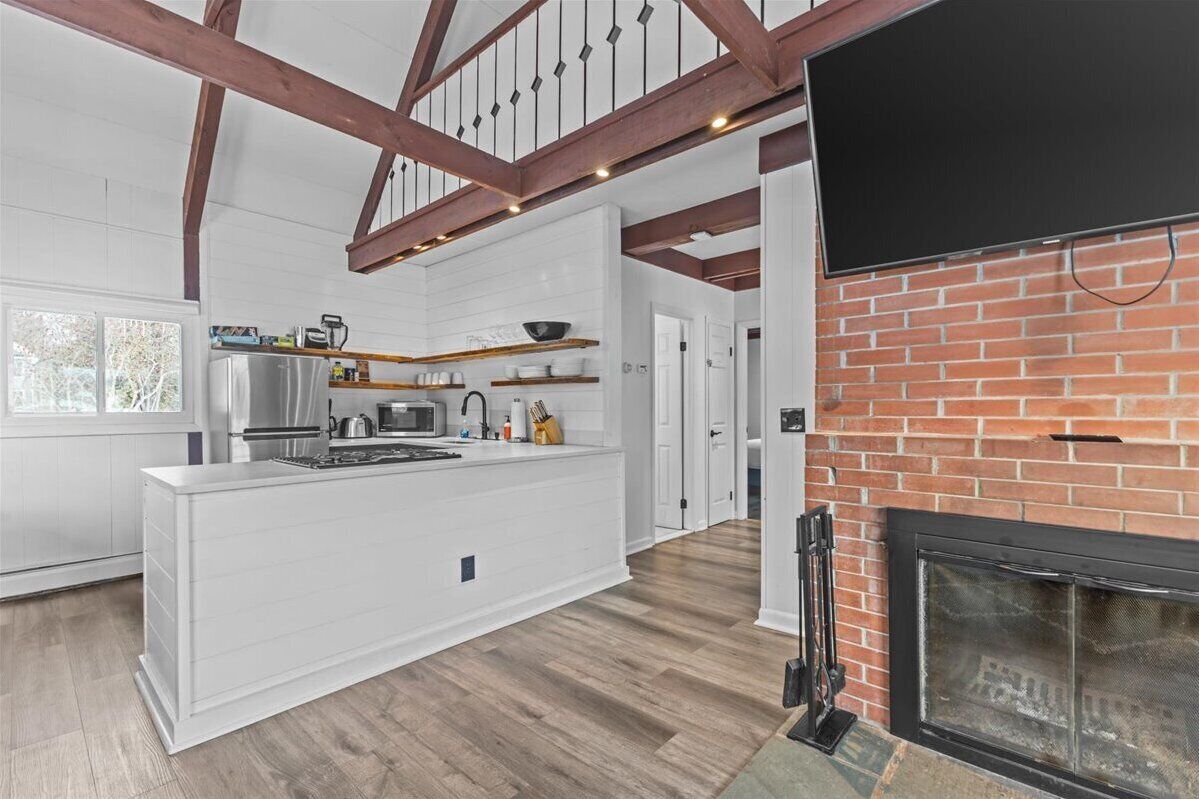 Fridge, coffee/tea maker