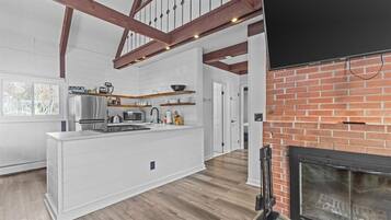 Fridge, coffee/tea maker