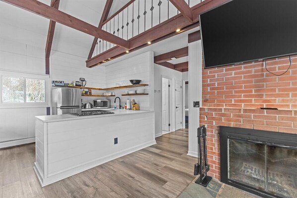 Fridge, coffee/tea maker