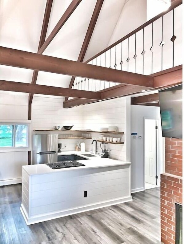 Fridge, coffee/tea maker