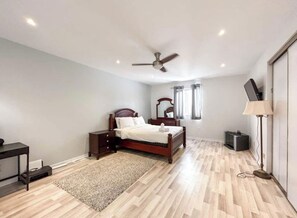 5 bedrooms, WiFi, bed sheets