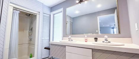 Serviettes fournies, savon, shampooing, papier de toilette