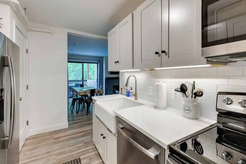 Modern pristine space in perfect Stowe location