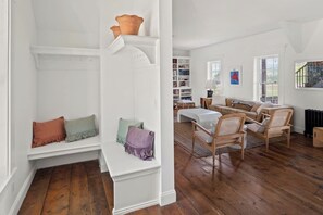 Smart TV, fireplace, books - Stunning Farmhouse 5 minutes to Stowe with Views! (Morristown)