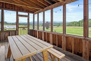 Dining - Stunning Farmhouse 5 minutes to Stowe with Views! (Morristown)