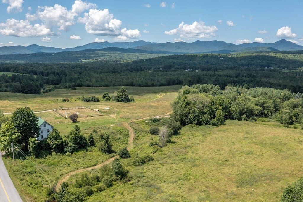 Stunning Farmhouse 5 minutes to Stowe with Views!