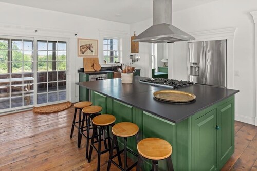 Stunning Farmhouse 5 minutes to Stowe with Views!