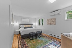 3 bedrooms, WiFi, bed sheets - Impeccably Designed 3BR Stowe Woods Retreat (Stowe)