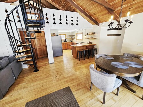 Vintage Vibes Haven in Stowe, Records & Firepit!