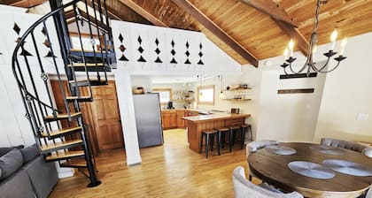 Vintage Vibes Haven in Stowe, Records & Firepit!