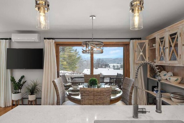 Dining - Totally stunning condo minutes to everything Stowe (Stowe)