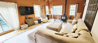 Peaceful & Charming 3 Bedroom Home in Stowe!