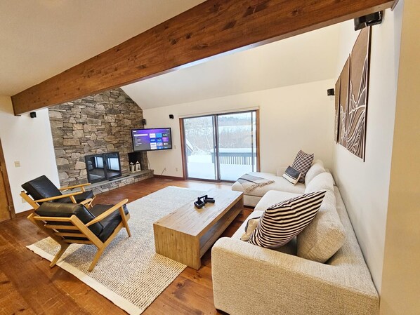 Smart TV, fireplace, ping pong - Stowe Comfort: Centrally located upscale 2BR condo (Stowe)