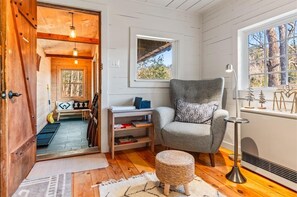 TV, fireplace - Woodland Escape: Embrace Nature near Stowe&Smuggs (Johnson)