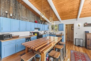 Fridge, microwave, oven, stovetop - Gorgeous Stowe Chalet: Amazing Location, Mtn Views (Stowe)