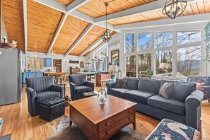 Smart TV - Gorgeous Stowe Chalet: Amazing Location, Mtn Views (Stowe)