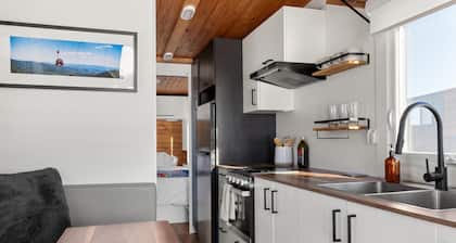 Modern & Upscale Tiny Home, Great Spot near Stowe