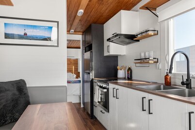 Modern & Upscale Tiny Home, Great Spot near Stowe