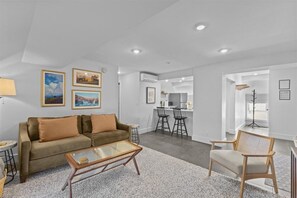 Smart TV - Renovated Historic Carriage House on Stowe Main Street, Walk to Everything (Stowe)