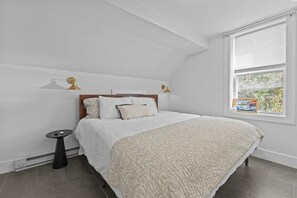 2 bedrooms, WiFi, bed sheets - Renovated Historic Carriage House on Stowe Main Street, Walk to Everything (Stowe)