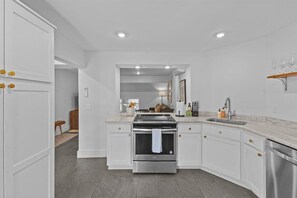 Fridge, microwave, oven, stovetop - Renovated Historic Carriage House on Stowe Main Street, Walk to Everything (Stowe)