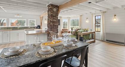 Charming Large 6-bedroom farmhouse in Stowe Lower village with Soaking tub