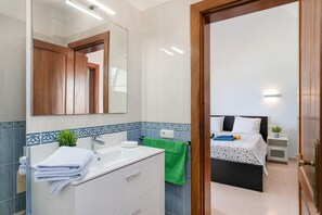 Een douche, handdoeken