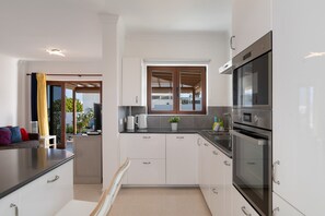 Réfrigérateur, micro-ondes, lave-vaisselle, cafetière/bouilloire