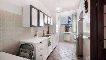 Frigorifero, microonde, forno, piano cottura