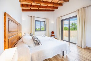 5 bedrooms, iron/ironing board, free WiFi, bed sheets
