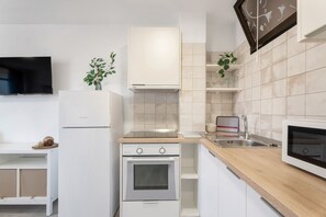 Frigorifero, microonde, forno, piano cottura