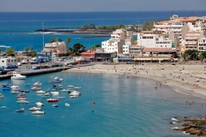 Beach nearby - Vacation Apartment 'Apto Sasha Los Cristianos' with Mountain View, Private Terrace and Wi-Fi (Arona)