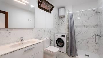 Dusj, hårføner og håndklær