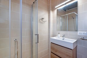 Dusche, Haartrockner, Handtücher