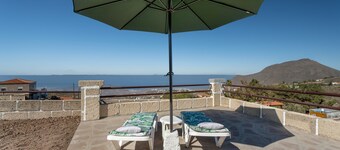 'Casa Eyden Sunset View' with Private Terrace and Wi-Fi
