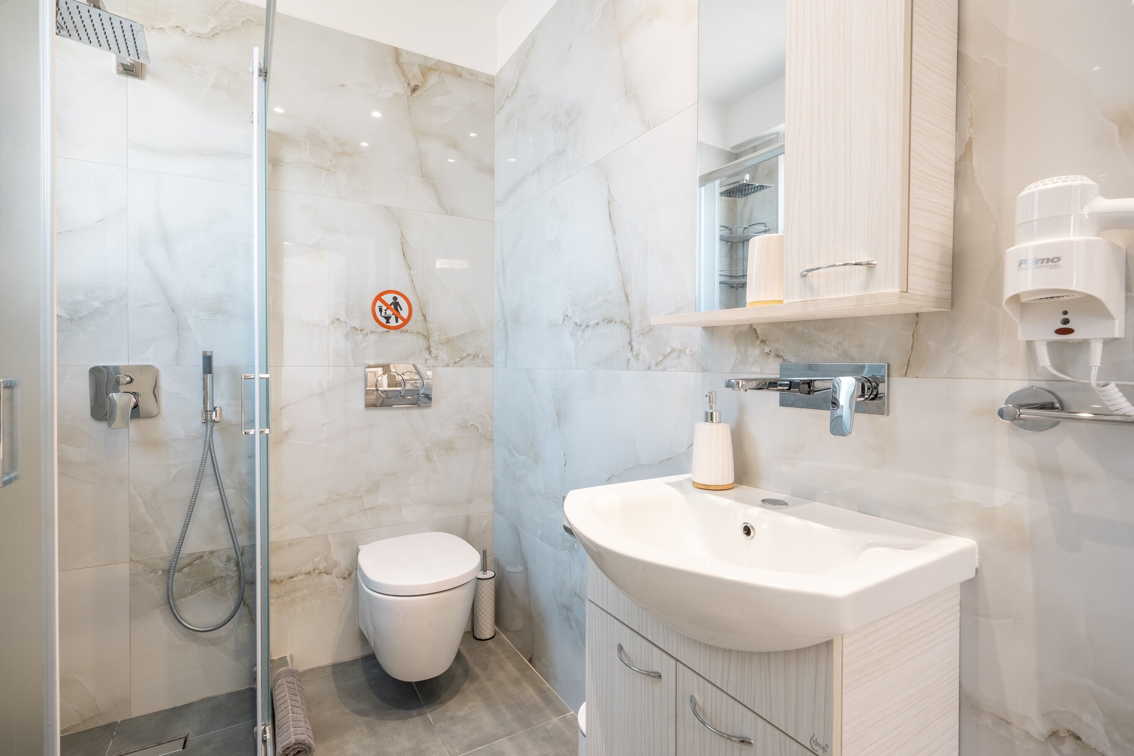 Een douche, een haardroger, handdoeken