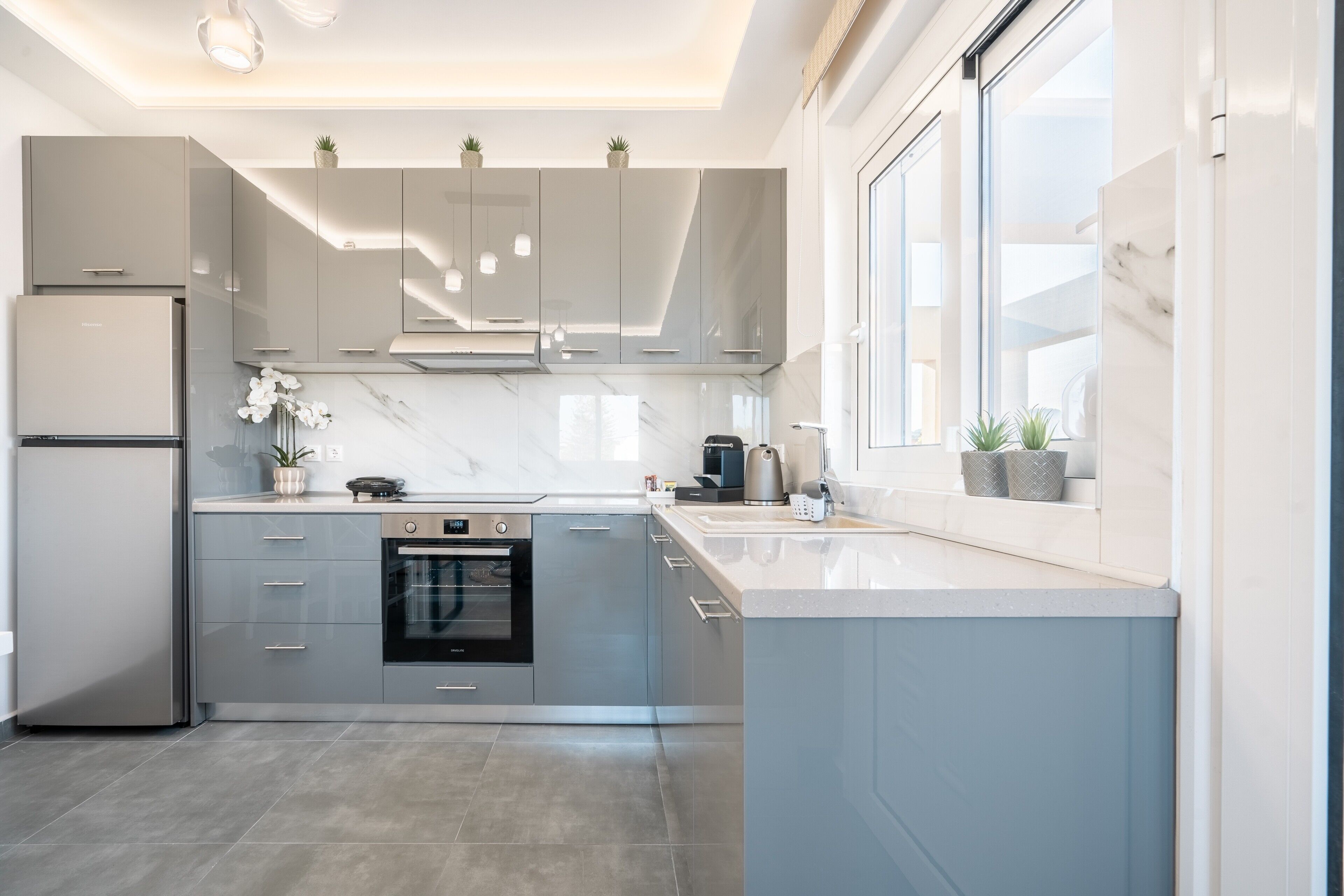 Frigorifero, microonde, forno, piano cottura