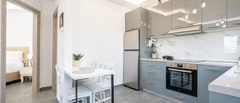 Refrigerador, microondas, horno y parrilla de estufa