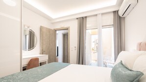 Hotellihuone, jossa on sänky, työpöytä, tuoli, peili ja ikkunasta avautuva näkymä ulos.