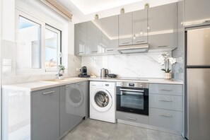 Een koelkast, een microgolfoven, een oven, een kookplaat