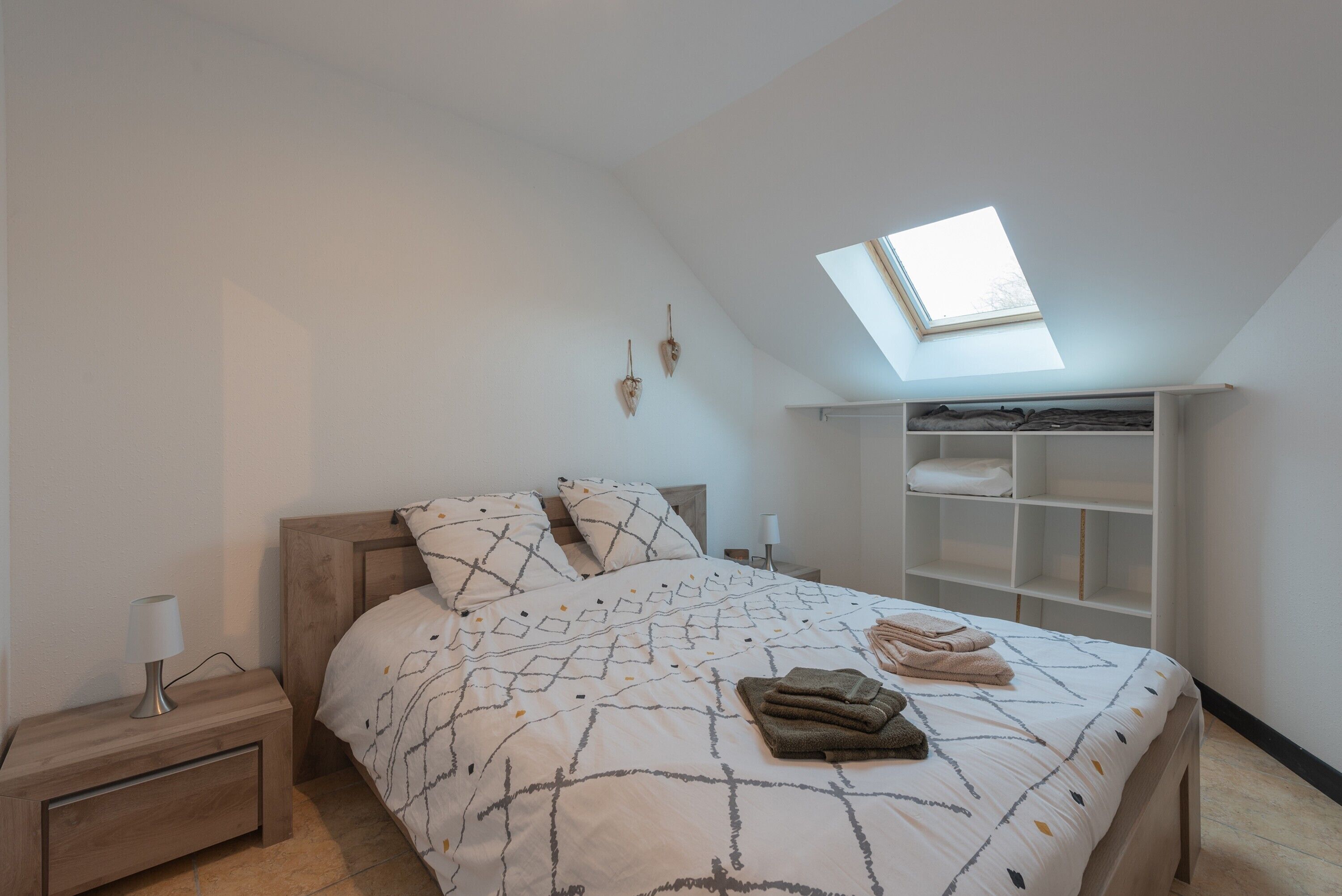 2 habitaciones y tabla de planchar con plancha 