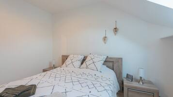 2 bedrooms, iron/ironing board