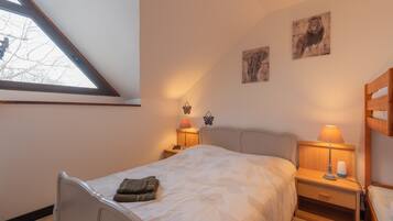 2 bedrooms, iron/ironing board